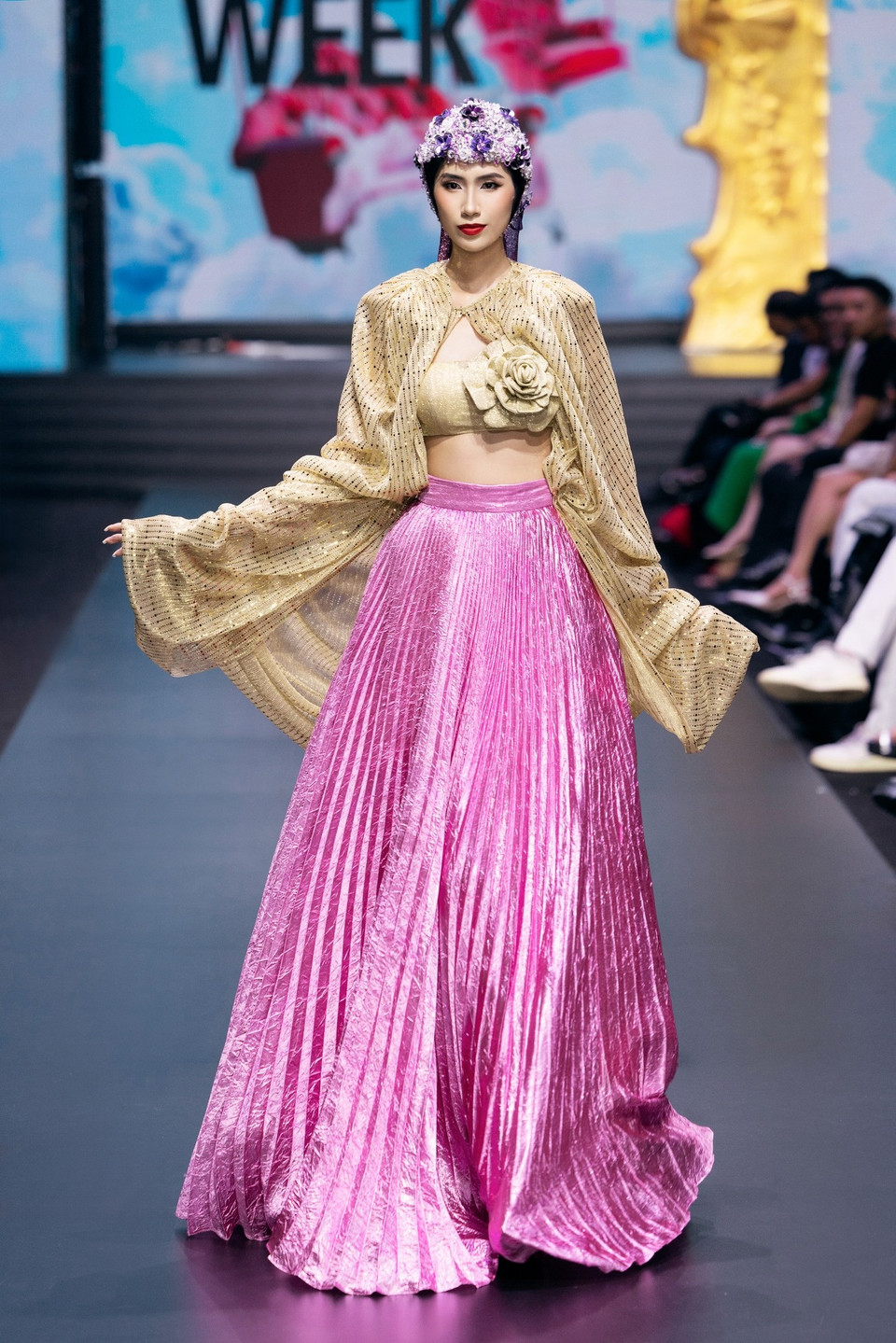 Dưới bàn tay tài hoa của nhà thiết kế Bùi Thanh Hương, những thiết kế áo dài trong bộ sưu tập tiếp tục là sự kết hợp hài hòa giữa truyền thống và hiện đại. (Ảnh: CTV/Vietnam+)