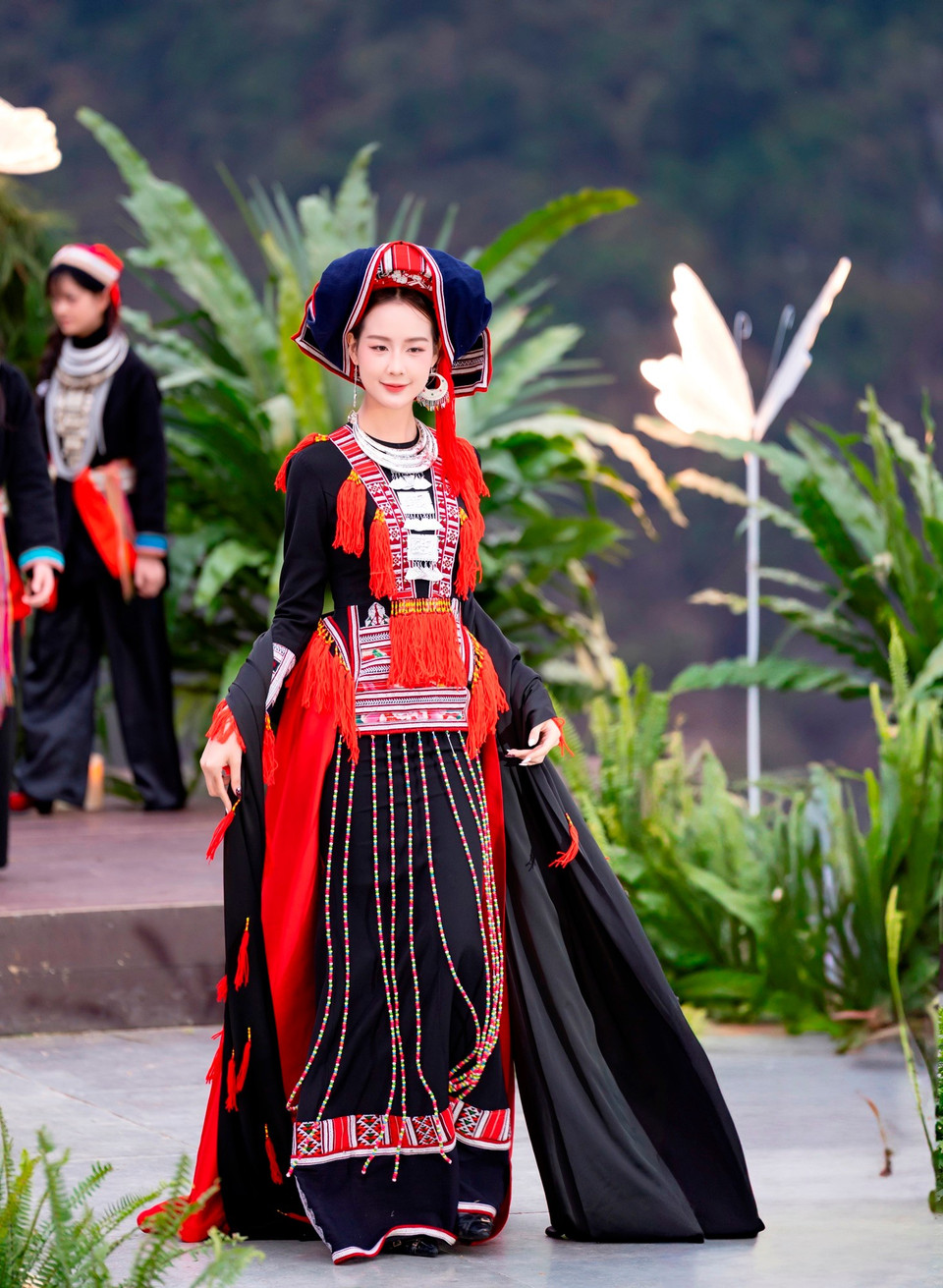 Hoa hậu Bảo Ngọc diễn trang phục cưới của người Dao Đỏ. Trang phục rực rỡ được thêu thủ công cách điệu tinh tế trên các chất liệu hoàn toàn tự nhiên từ cây lanh, cây đay. (Ảnh: CTV/Vietnam+)