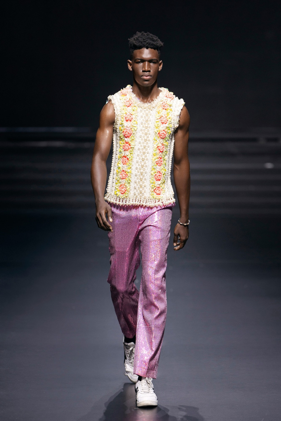 Đặc biệt, yếu tố thời trang bền vững được nhà tạo mẫu ưu tiên thông qua việc sử dụng chất liệu có thể linh hoạt giữa mùa Hè và mùa Đông mà không lỗi mốt, góp phần định hình tư duy thời trang thông minh và có trách nhiệm. (Ảnh: CTV/Vietnam+)