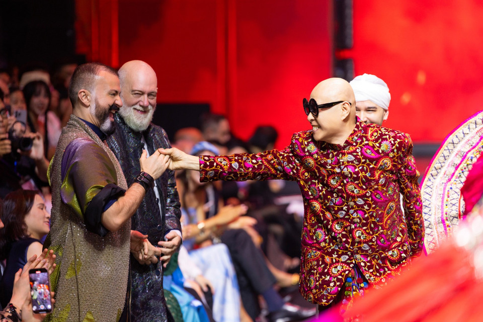 Là một trong những gương mặt nổi bật của làng mốt châu Á, ông đã góp phần không nhỏ trong việc định hình nên bản sắc thời trang khu vực trên bản đồ quốc tế. (Ảnh: CTV/Vietnam+)