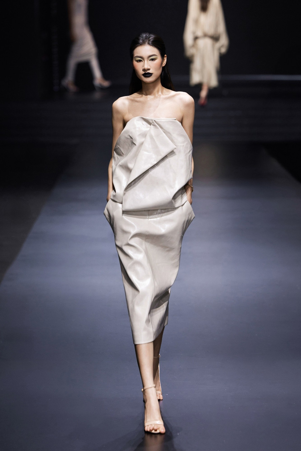 Thiết kế trong bộ sưu tập “Silence” của nhà thiết kế Italy Alberto Zambelli. (Ảnh: CTV/Vietnam+)