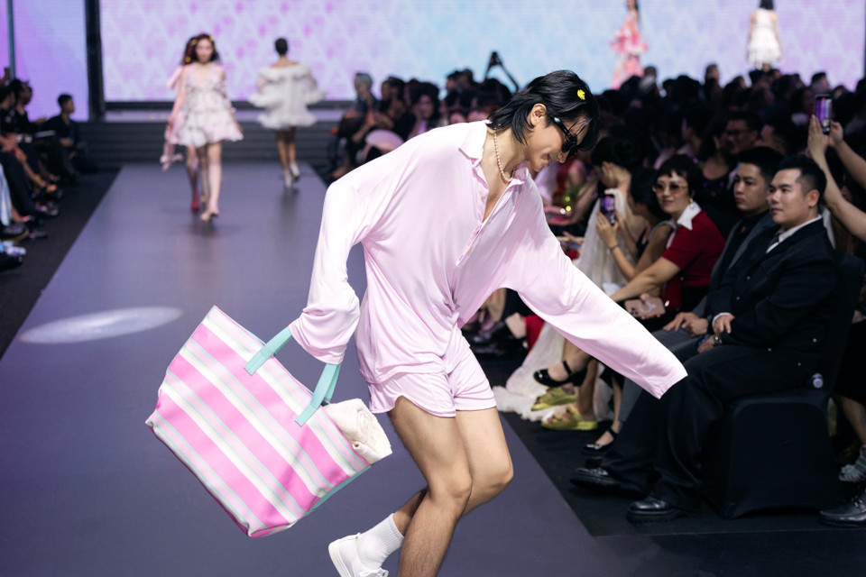 Các sắc hoa rực rỡ, họa tiết monogram, quần shorts, áo sơmi Hawaii hay váy maxi… vẫn luôn là điểm nổi bật trong những các thiết kế mới của Adrian Anh Tuấn. (Ảnh: CTV/Vietnam+)