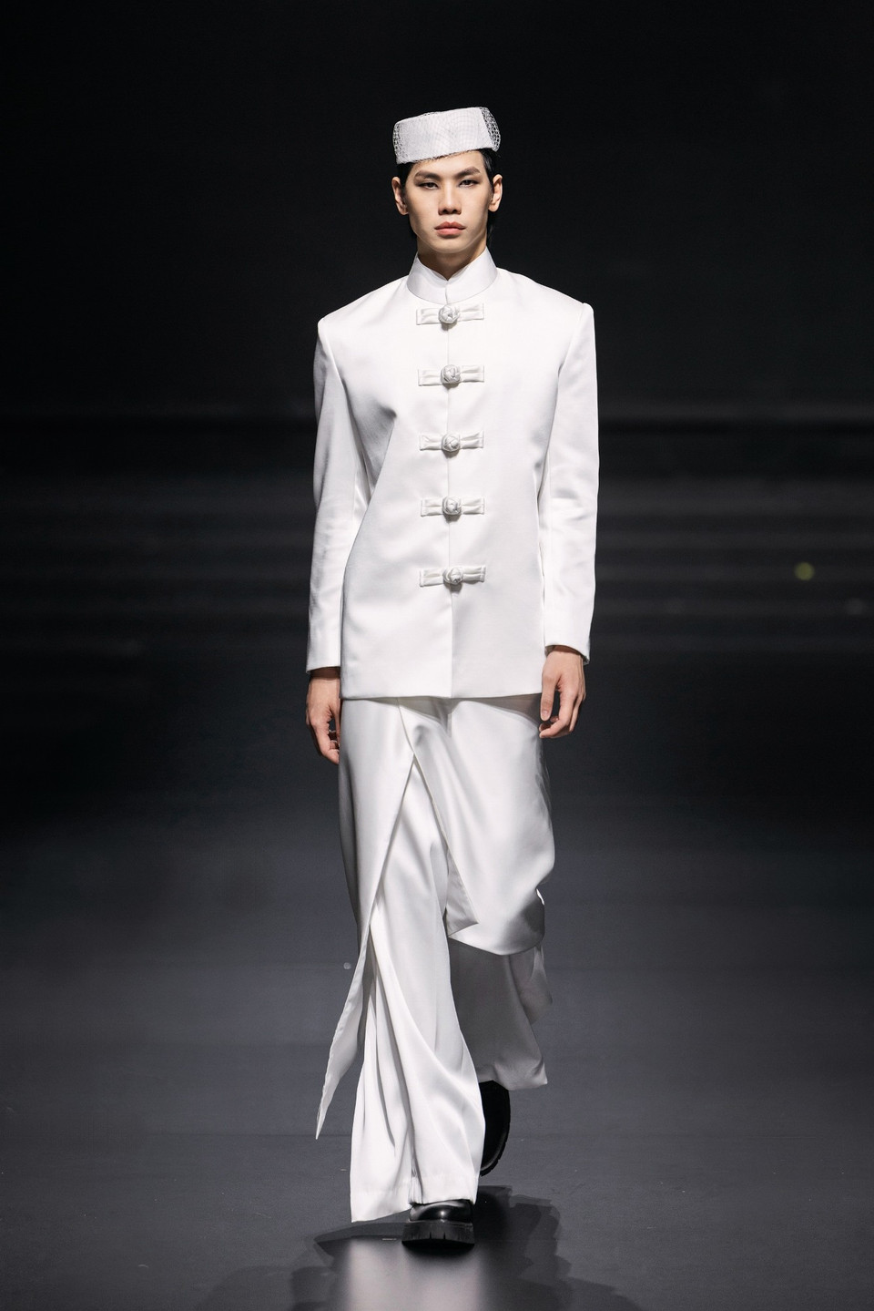 Trang phục gợi lên hình ảnh người đàn ông Á Đông chững chạc, trang nghiêm nhưng vẫn toát lên tinh thần hiện đại và phá cách. (Ảnh: CTV/Vietnam+)