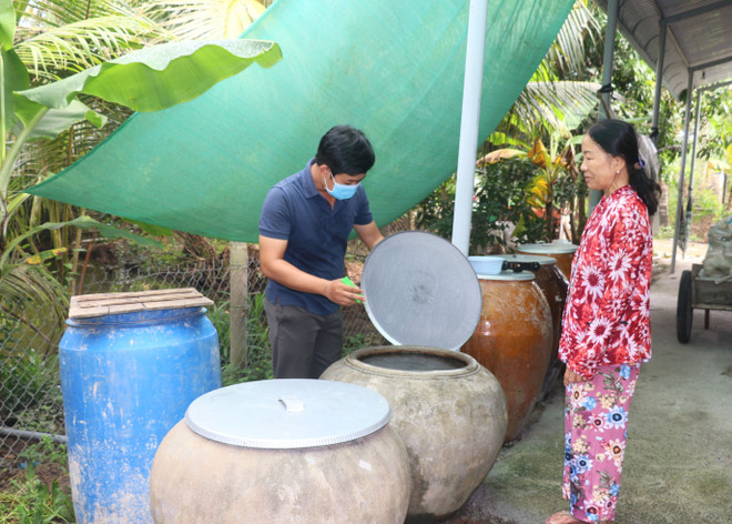 Nhân viên y tế giám sát mật độ lăng quăng, muỗi và tuyên truyền các biện pháp phòng, chống sốt xuất huyết cho hộ dân tại tỉnh Vĩnh Long. (Ảnh: Lê Thúy Hằng/TTXVN) Bộ Y tế: Quyết liệt các biện pháp phòng chống dịch sốt xuất huyết ảnh 1