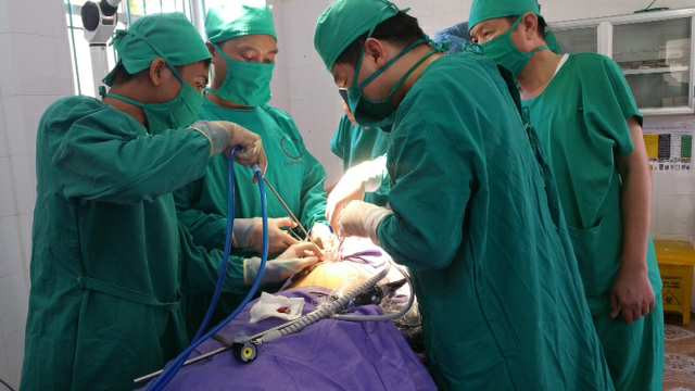 Ca phẫu thuật nội soi đầu tiên tiến hành tại huyện đảo Cô Tô ảnh 1