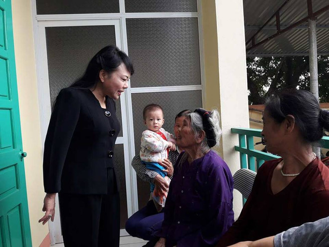 Bộ trưởng Nguyễn Thị Kim Tiến tặng quà cho trạm y tế xã ở Phú Thọ ảnh 2