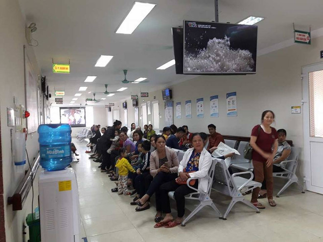 Bộ trưởng Nguyễn Thị Kim Tiến tặng quà cho trạm y tế xã ở Phú Thọ ảnh 1