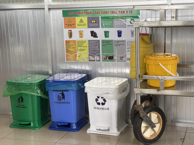 Công tác phân loại chất thải y tế tại nguồn được Dự án xây dựng và triển khai mô hình quản lý chất thải y tế tại các cơ sở y tế huyện đảo đặc biệt chú trọng. (Ảnh: PV/Vietnam+) Đẩy mạnh mô hình quản lý chất thải y tế tại các huyện đảo ở Việt Nam ảnh 2
