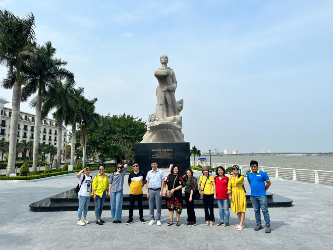 Lưu niệm tại Tượng đài Mẹ Suốt ở Quảng Bình. (Ảnh: Minh Sơn/Vietnam+) VietnamPlus 'Về Nguồn': Ngàn thu vọng mãi 'tuổi hai mươi' chọi đạn bom ảnh 14