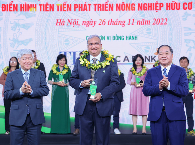 Ông Vijay Kumar Pandey - Chủ tịch Hội đồng quản trị Công ty Cổ phần Thực phẩm sữa TH đã vinh dự nhận Cúp “Sản phẩm hữu cơ vì sức khỏe cộng đồng.” (Ảnh: Hiếu Hoàng/Vietnam+) Giành 3 Cúp sản phẩm hữu cơ: TH đưa nông nghiệp Việt sánh vai các nước ảnh 1