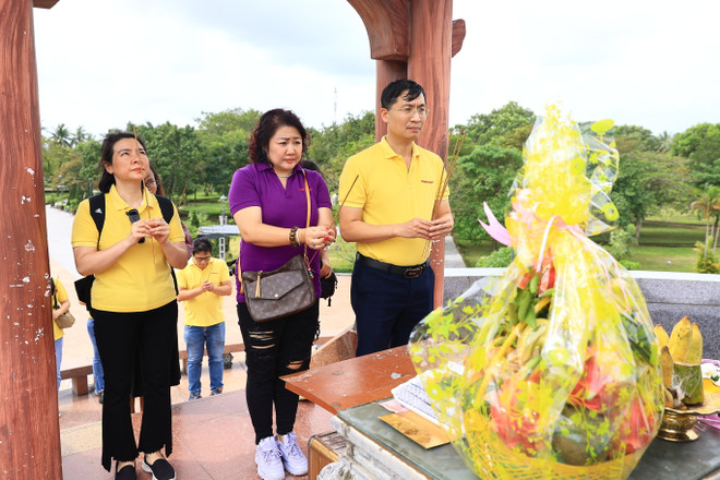 VietnamPlus 'Về Nguồn': Ngàn thu vọng mãi 'tuổi hai mươi' chọi đạn bom ảnh 2
