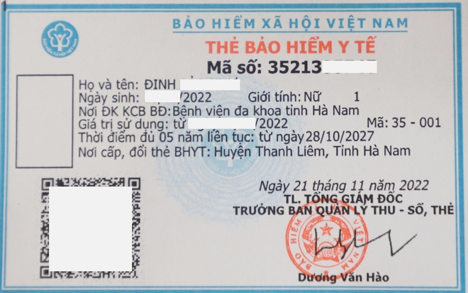 Triển khai phần mềm liên thông đăng ký khai sinh - đăng ký thường trú - cấp thẻ bảo hiểm y tế cho trẻ em dưới 6 tuổi trên máy tính. (Ảnh: PV/Vietnam+) Trẻ đầu tiên được cấp giấy khai sinh và thẻ bảo hiểm y tế cùng lúc ảnh 2