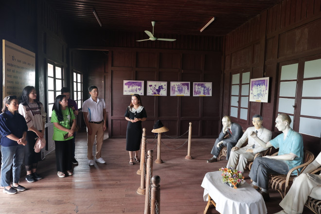 VietnamPlus 'Về Nguồn': Ngàn thu vọng mãi 'tuổi hai mươi' chọi đạn bom ảnh 10