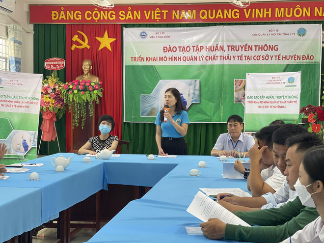 Phó giáo sư Trần Thị Quỳnh Chi chia sẻ tại buổi làm việc với Trung tâm y tế Kiên Hải, Kiên Giang. (Ảnh: PV/Vietnam+) Đẩy mạnh mô hình quản lý chất thải y tế tại các huyện đảo ở Việt Nam ảnh 3