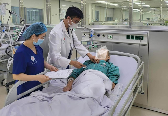 Cứu sống thành cụ ông 100 tuổi bị đột quỵ não ảnh 1