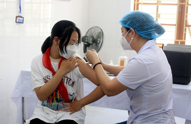 Nhân viên y tế tiêm vaccine cho trẻ từ 5 đến dưới 12 tuổi. (Ảnh: TTXVN) Liên Bộ Y tế và Giáo dục “thúc” nhanh tốc độ tiêm chủng ở trẻ em ảnh 1