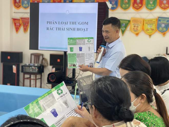 Tập huấn, tuyên truyền cho người dân huyện đảo phân loại rác thải. (Ảnh: PV/Vietnam+) Đẩy mạnh mô hình quản lý chất thải y tế tại các huyện đảo ở Việt Nam ảnh 1
