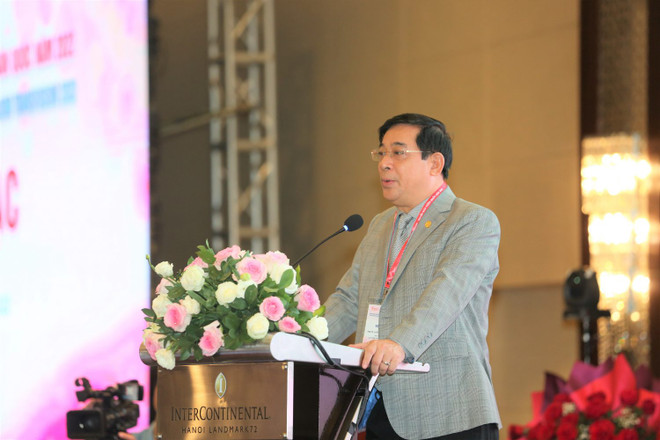 Phó giáo sư Lương Ngọc Khuê phát biểu tại hội nghị. (Ảnh: PV/Vietnam+) Các chuyên gia quốc tế chuyển giao nhiều công nghệ về liệu pháp tế bào ảnh 2