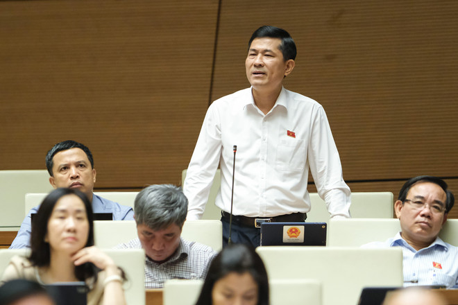 Đại biểu Quốc hội đề nghị cấm bán sách tham khảo, hoãn tăng học phí ảnh 1