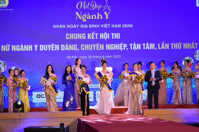 Các thí sinh trong đêm thi chung kết. (Ảnh: PV/Vietnam+) Tôn vinh vẻ đẹp của những nữ chiến sỹ áo trắng 'vừa hồng vừa chuyên' ảnh 1