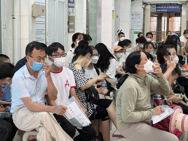 Dấu hiệu nhận biết và cách điều trị trẻ bị cong vẹo cột sống ảnh 2