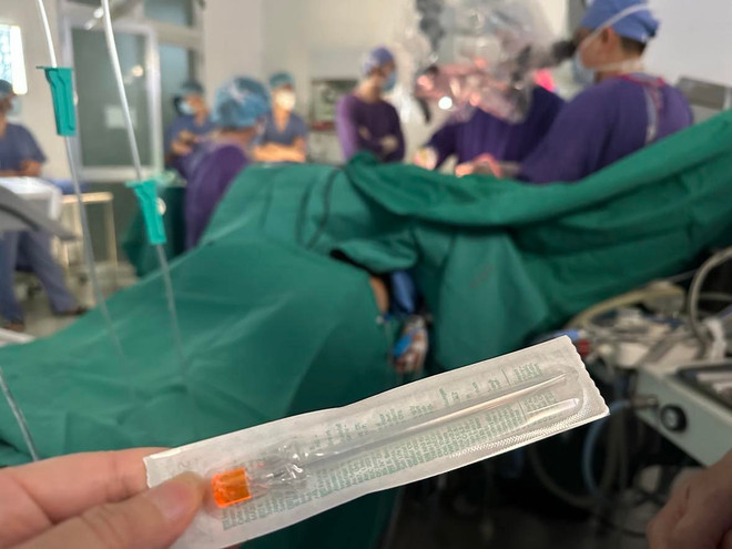 Nhiều phòng mổ tại các bệnh viện thiếu các vật tư y tế phục vụ phẫu thuật. (Ảnh: T.G/Vietnam+) Giải bài toán thuốc, vật tư y tế: Cần hành lang pháp lý phù hợp ảnh 2