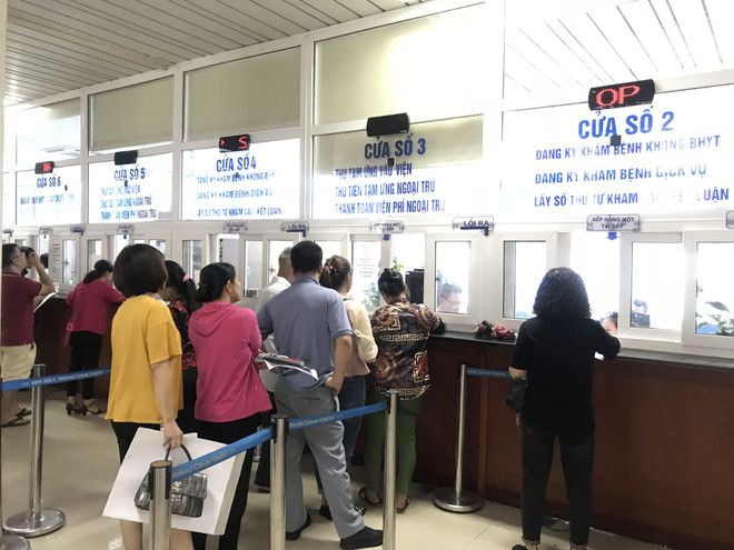 Người dân chờ xếp hàng làm thủ tục khám bệnh tại một bệnh viện tuyến trung ương. (Ảnh: T.G/Vietnam+) 'Cơn khát' thuốc điều trị, vật tư y tế: 'Khi trăm dâu đổ đầu tằm' ảnh 1
