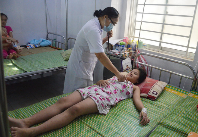 Khám cho bệnh nhân mắc sốt xuất huyết tại Bệnh viện Phụ sản –Nhi Đà Nẵng. (Ảnh: Đinh Văn Nhiều/TTXVN) Công bố số ca tử vong vì mắc sốt xuất huyết tại 47 tỉnh thành ảnh 1