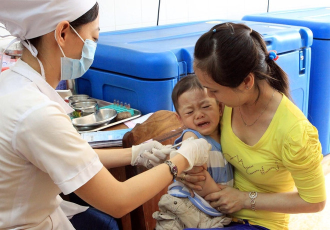 Tiêm phòng là cách tốt nhất để phòng bệnh viêm não Nhật Bản cho trẻ. (Ảnh: Dương Ngọc/TTXVN) Nhiều trẻ bị liệt tứ chi, hôn mê sâu do mắc viêm não Nhật Bản ảnh 2
