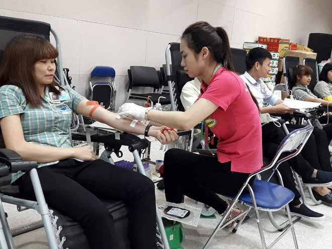 Nhân viên của Công ty tham gia hiến máu tại chương trình. (Ảnh: PV/Vietnam+) 17.000 người tham gia hiến máu trong Chung dòng máu Việt ảnh 1