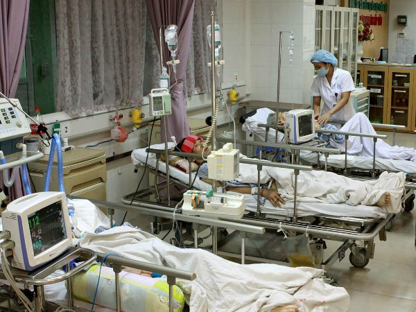 Các bệnh viện "căng mình" cấp cứu trong dịp nghỉ Tết dương lịch ảnh 1