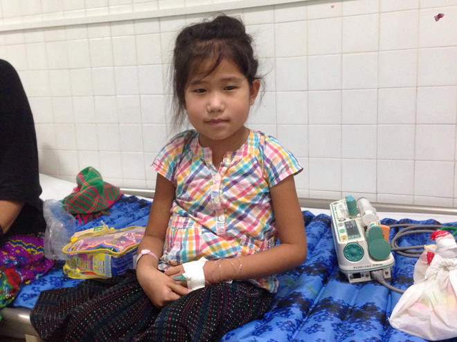 Giải thoát bé gái người Mông 10 tuổi khỏi khối u nặng 3kg ảnh 1