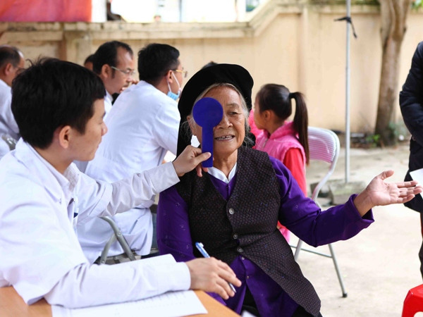 Khám chữa bệnh, tặng quà gia đình chính sách ở Yên Bái ảnh 1