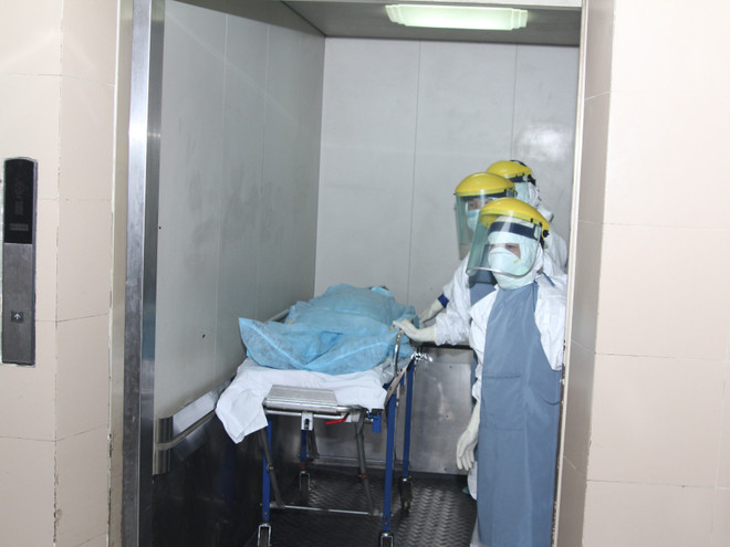 Diễn tập cách ly, điều trị bệnh nhân nghi nhiễm Ebola tại Việt Nam ảnh 5