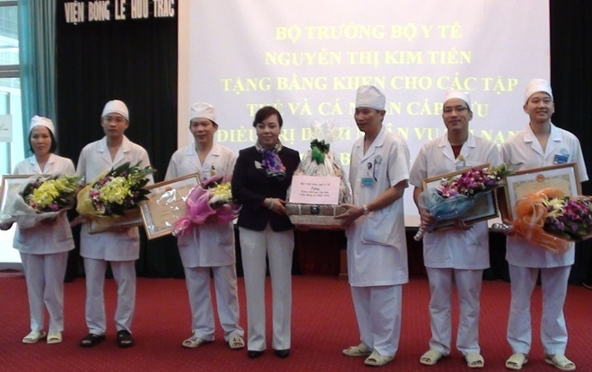 Khen thưởng y bác sỹ cứu người sống sót trong vụ trực thăng rơi ảnh 2