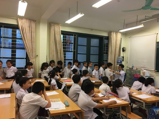 Các bác sỹ khám sàng lọc về sức khỏe cho học sinh tại quận Hoàn Kiếm, Hà Nội. (Ảnh: PV/Vietnam+) Những con số báo động khi khám sàng lọc chuyên sâu cho trẻ nhỏ ảnh 1