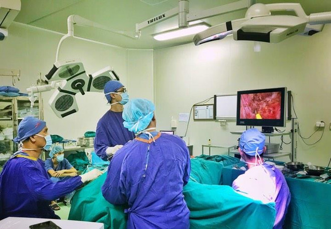 Các bác sỹ Bệnh viện Hữu nghị Việt Đức phẫu thuật nâng ngực cho một bệnh nhân. (Ảnh: PV/Vietnam+) Lấy cục máu đông 500g trong ngực một phụ nữ sau khi 'nâng' vòng một ảnh 1
