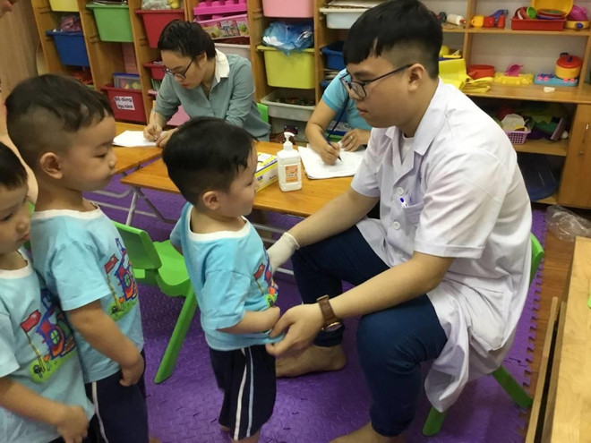 Các bác sỹ khám cho trẻ trong Chương trình khám sàng lọc bất thường bộ phận sinh dục cho bé trai. (Ảnh: PV/Vietnam+) Những con số báo động khi khám sàng lọc chuyên sâu cho trẻ nhỏ ảnh 3