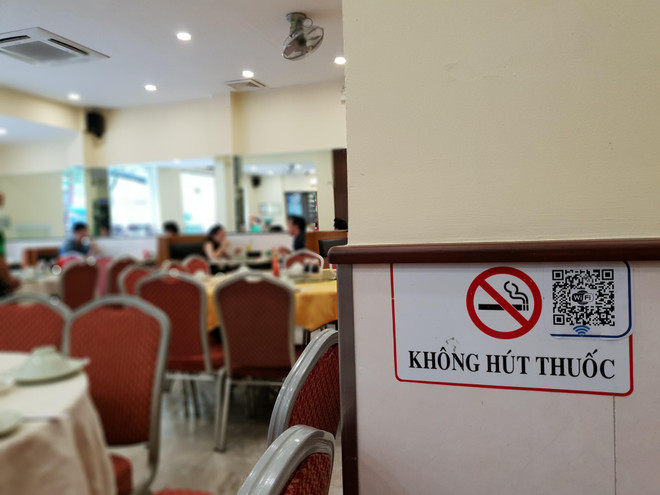 Nhiều nơi thực hiện nghiêm quy định về cấm hút thuốc lá. (Ảnh: PV/Vietnam+) Mỗi năm có 165.000 trẻ em chết trước 5 tuổi do thuốc lá thụ động ảnh 1