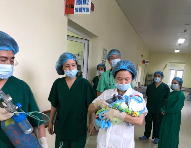 Hy hữu: Mổ đẻ ở tư thế ngồi cho sản phụ ung thư vú giai đoạn cuối ảnh 1