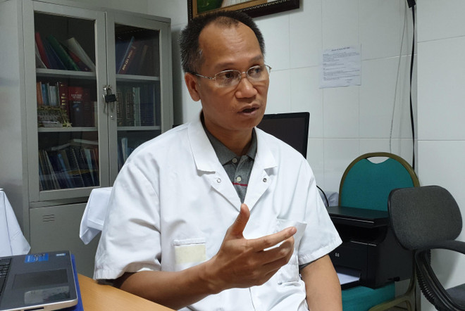 Phó giáo sư Nguyễn Hồng Hà, Trưởng khoa Phẫu thuật Tạo hình – Thẩm mỹ. (Ảnh: PV/Vietnam+) Lấy cục máu đông 500g trong ngực một phụ nữ sau khi 'nâng' vòng một ảnh 3