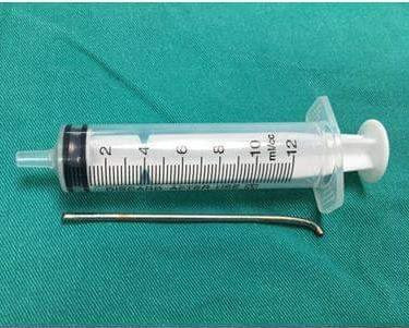 Chiếc đinh sau khi được lấy ra khỏi cơ thể của bệnh nhân. (Ảnh: PV/Vietnam+) Lấy chiếc đinh di chuyển từ vai xuống phổi một thanh niên 18 tuổi ảnh 2