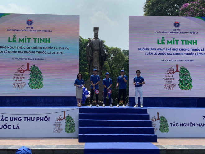 Các cầu thủ bóng đá là đại sứ của chương trình phòng chống thuốc lá năm 2019. (Ảnh: PV/Vietnam+) 40 tỉnh, thành phố hưởng ứng Tuần lễ quốc gia không thuốc lá ảnh 1