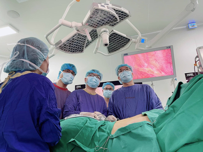 Phương pháp điều trị cho người mồ hôi chảy ròng ròng trên bàn tay ảnh 2