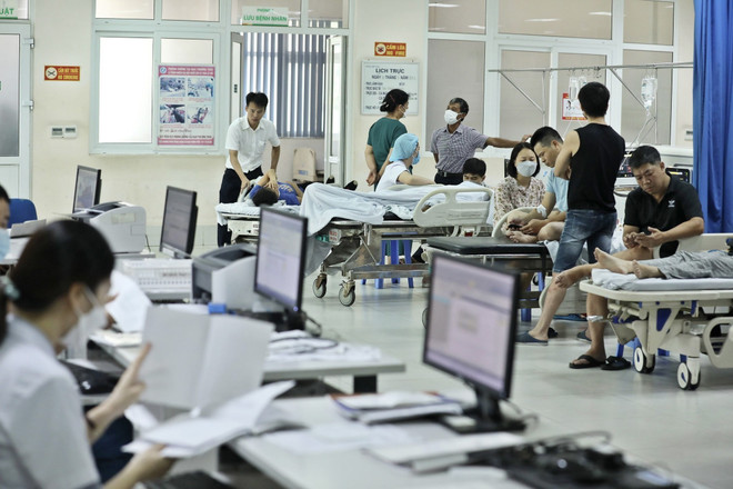 Người dân cần chủ động phòng, chống dịch bệnh truyền nhiễm khi thời tiết giao mùa. (Ảnh: Minh Quyết/TTXVN) Hà Nội ghi nhận nhiều trường hợp mắc sốt xuất huyết biến chứng nặng ảnh 1