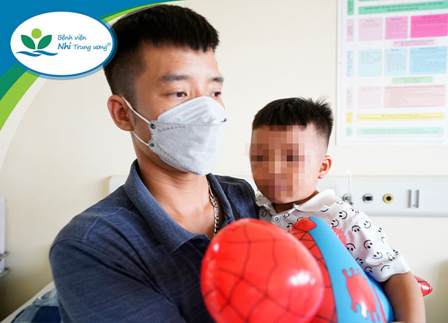 Bé trai và bố trong ngày xuất viện. (Ảnh: PV/Vietnam+) Bé trai ở Hà Nam bị cho vào tủ cấp đông được ra viện vào chiều nay ảnh 1