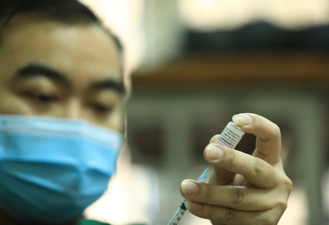 Tiêm vaccine phòng COVID-19 cho người dân. (Ảnh: Hoàng Hiếu/TTXVN) Bộ Y tế đốc thúc tăng cường triển khai tiêm vaccine phòng COVID-19 ảnh 1