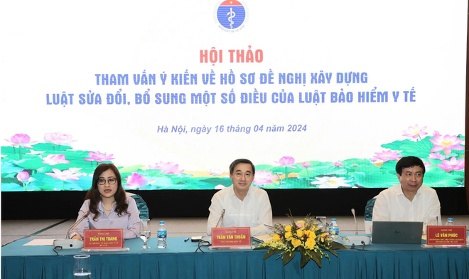 Các đại biểu chủ trì Hội thảo tham vấn ý kiến về hồ sơ đề nghị xây dựng Luật sửa đổi, bổ sung một số điều của Luật bảo hiểm y tế. (Ảnh: PV/Vietnam+) Screen Shot 2024-04-16 at 23.10.21.png