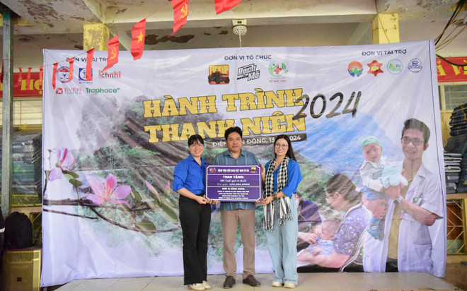 Chương trình với những món quà trao gửi tới nhà trường và các em học sinh. (Ảnh: PV/Vietnam+) tang qua.jpg