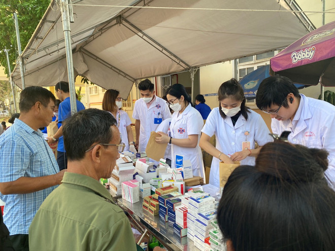 Cấp phát thuốc cho người dân sau khám. (Ảnh: PV/Vietnam+) cap phat thuoc.jpg